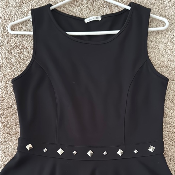 Elegant Black Sleeveless Dress - Picture 2 of 3